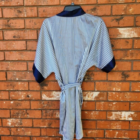 Silk Type Fabric Summer Robe with Pockets Size L in good condition - Picture 2 of 4